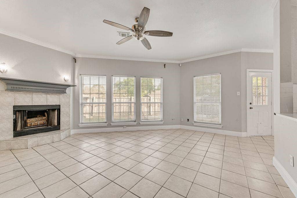 400 Buckskin Drive, Red Oak, TX 75154 Large Living Room with Tile Flooring, Fireplace, New paint and more!