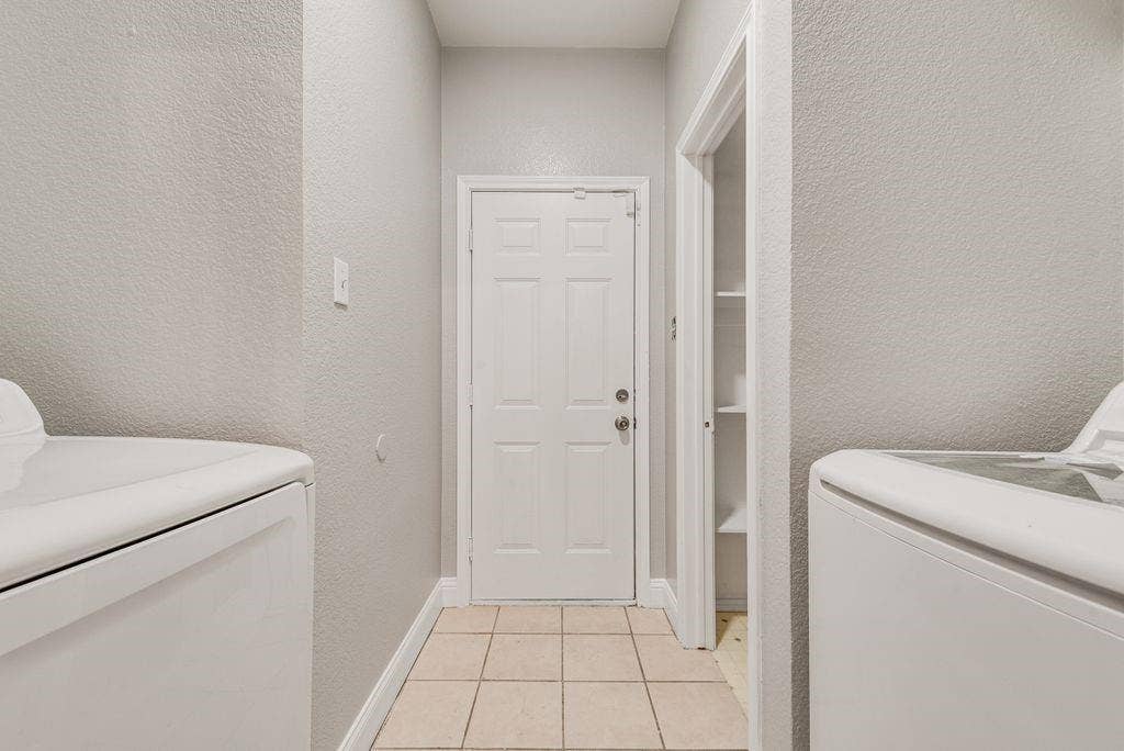 400 Buckskin Drive, Red Oak, TX 75154 Large Utility Room
