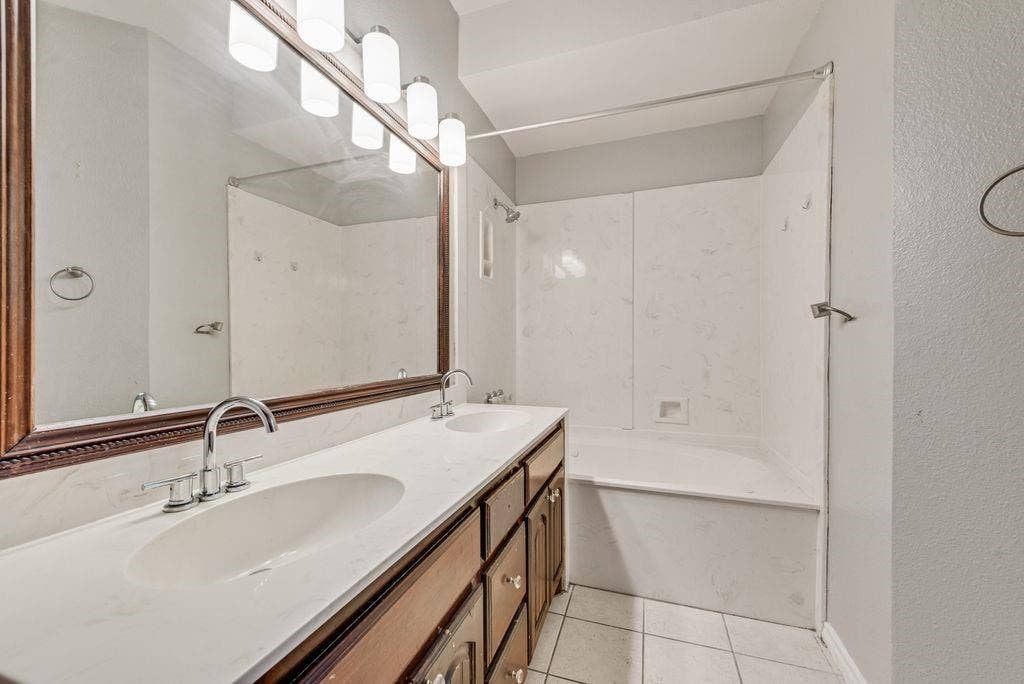 400 Buckskin Drive, Red Oak, TX 75154 Dual Sinks and Huge Garden Tub & Shower Combo