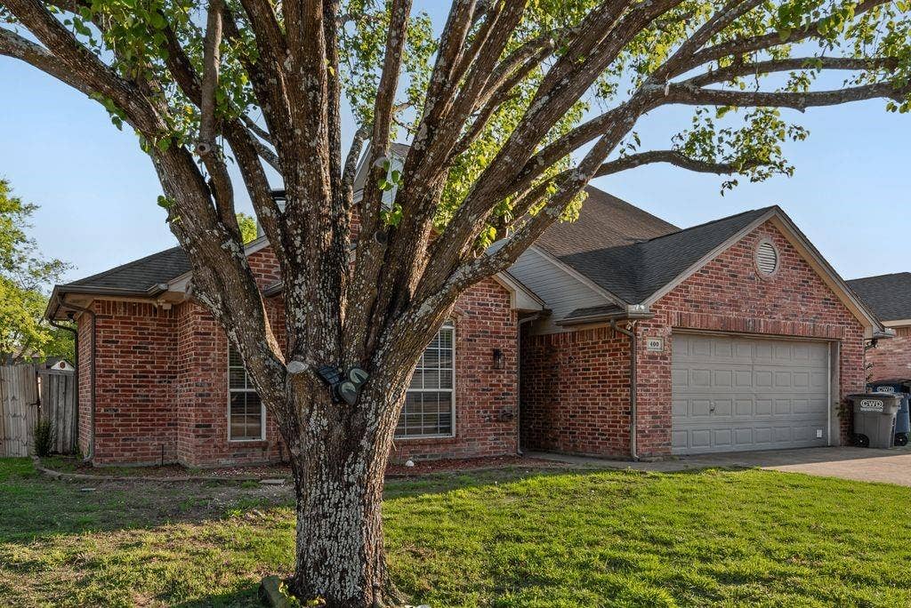 400 Buckskin Drive, Red Oak, TX 75154 Beautiful Curb appeal and corner lot! 4 Bedroom 2 bath home with newly remodeled Kitchen and updates