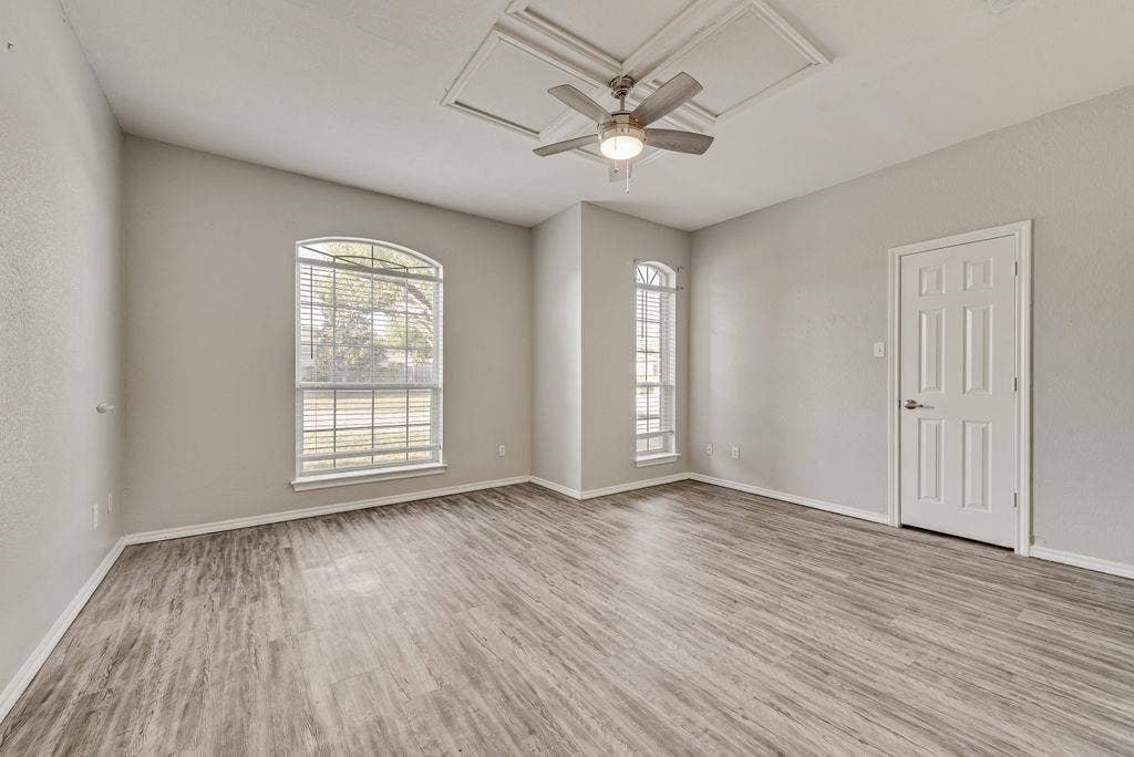 400 Buckskin Drive, Red Oak, TX 75154 New Paint, New Flooring and more!