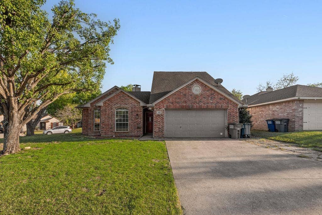 400 Buckskin Drive, Red Oak, TX 75154 NEW ROOF being installed 05-15-2026Beautiful Curb appeal and corner lot! 4 Bedroom 2 bath home with newly remodeled Kitchen and updates