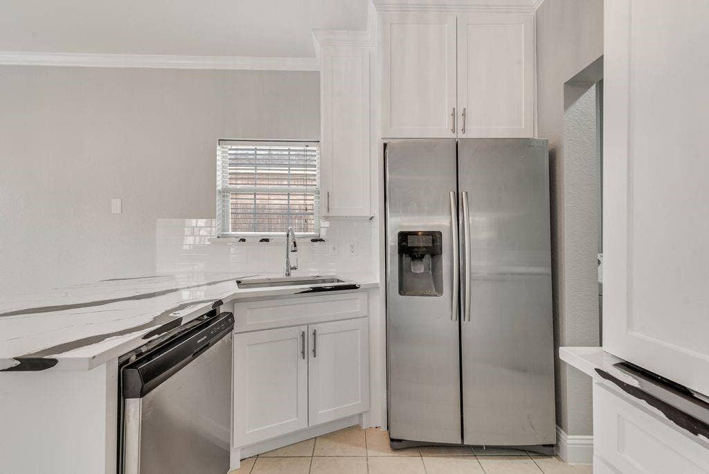 400 Buckskin Drive, Red Oak, TX 75154 Kitchen has been totally remodeled! New Quartz countertops, new Sink, New Cabinets, New paint!