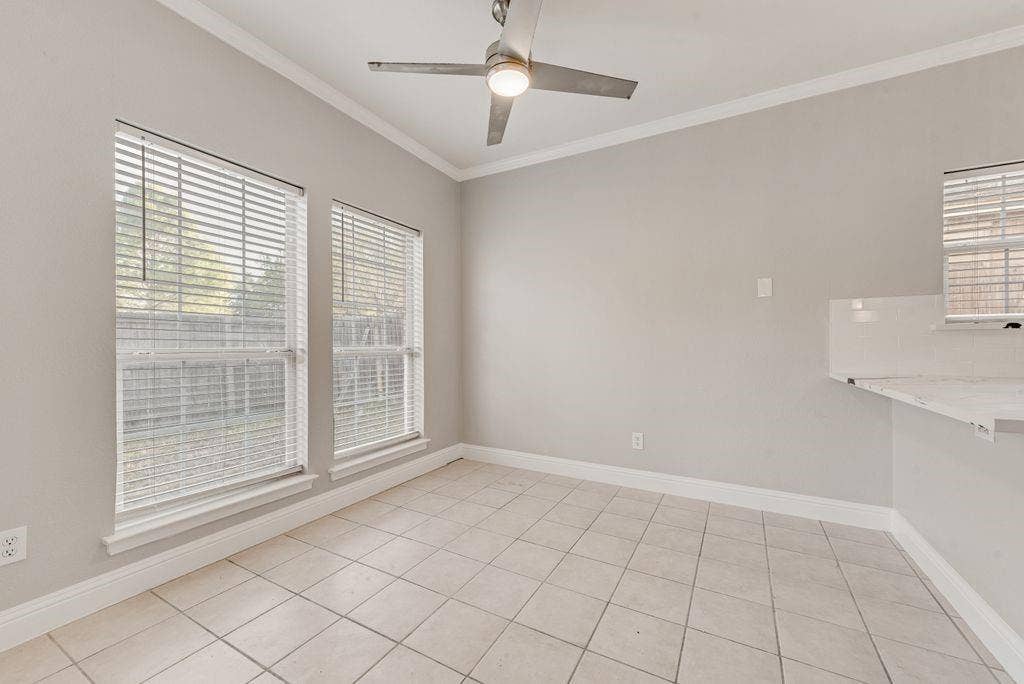 400 Buckskin Drive, Red Oak, TX 75154 Eat in Kitchen with Breakfast Bar, New Beautiful Counter tops and more!
