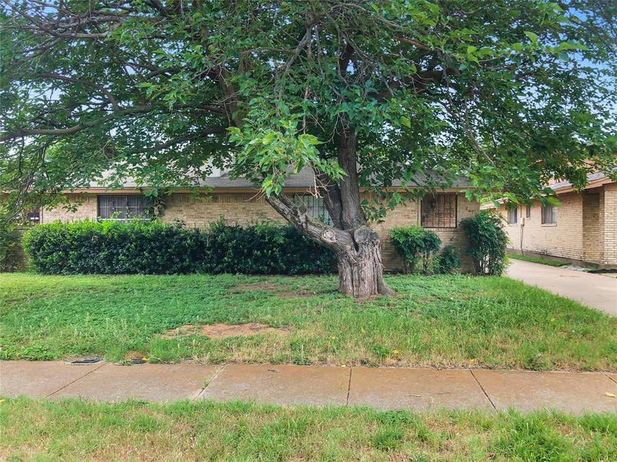 Property photo for 2410 Woodoak Court, Irving, TX
