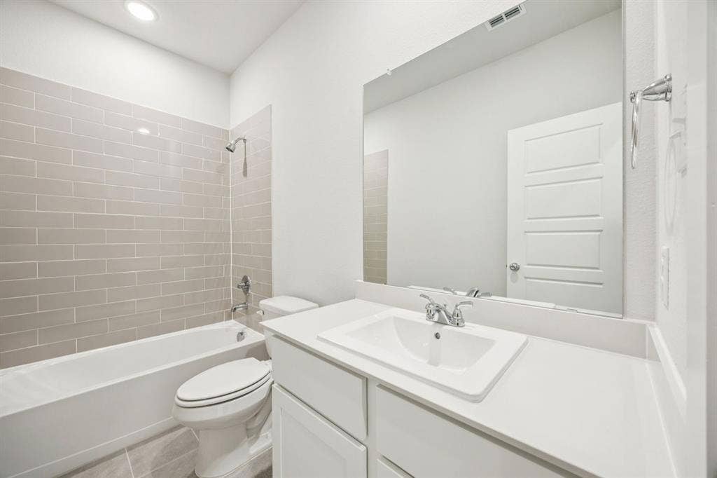 920 Dewy Lake Place, Lavon, TX 75166 Bathroom in the Masters home plan by Trophy Signature Homes – REPRESENTATIVE PHOTO