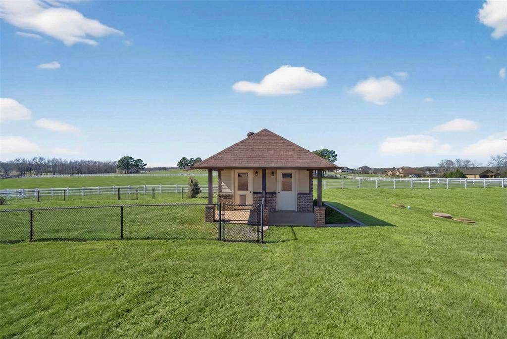 23151 Champion Drive, Lindale, TX 75771 Heated and cooled kennel with dog run