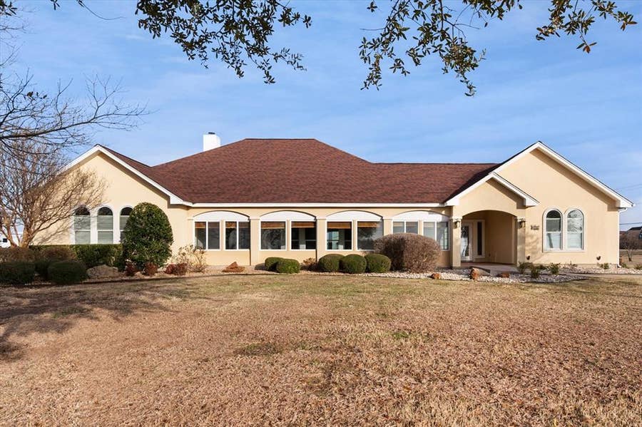 Property photo for 106 Lakeshore Drive, Waxahachie, TX