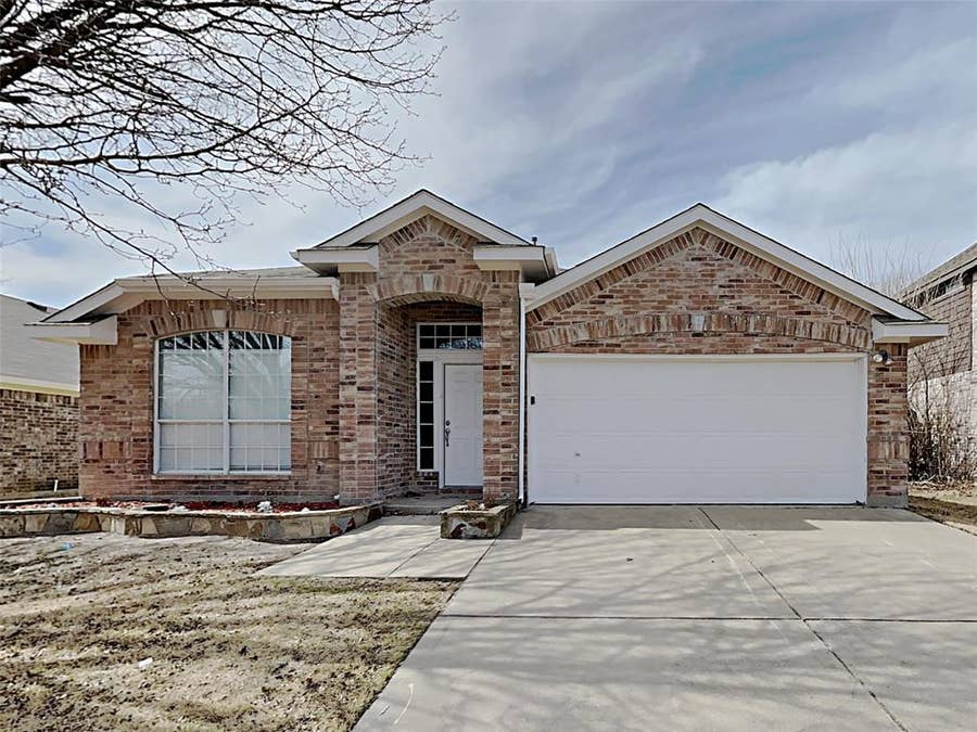 Property photo for 617 Oak Hollow Trail, Saginaw, TX