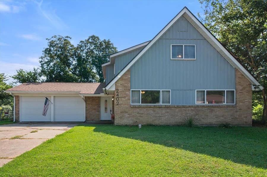Property photo for 2402 Woodlawn Drive, Ennis, TX