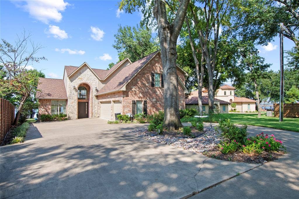 636 Turner Drive, Trinidad, TX 75163 View of front of home with circle drive and room for parking several vehicles