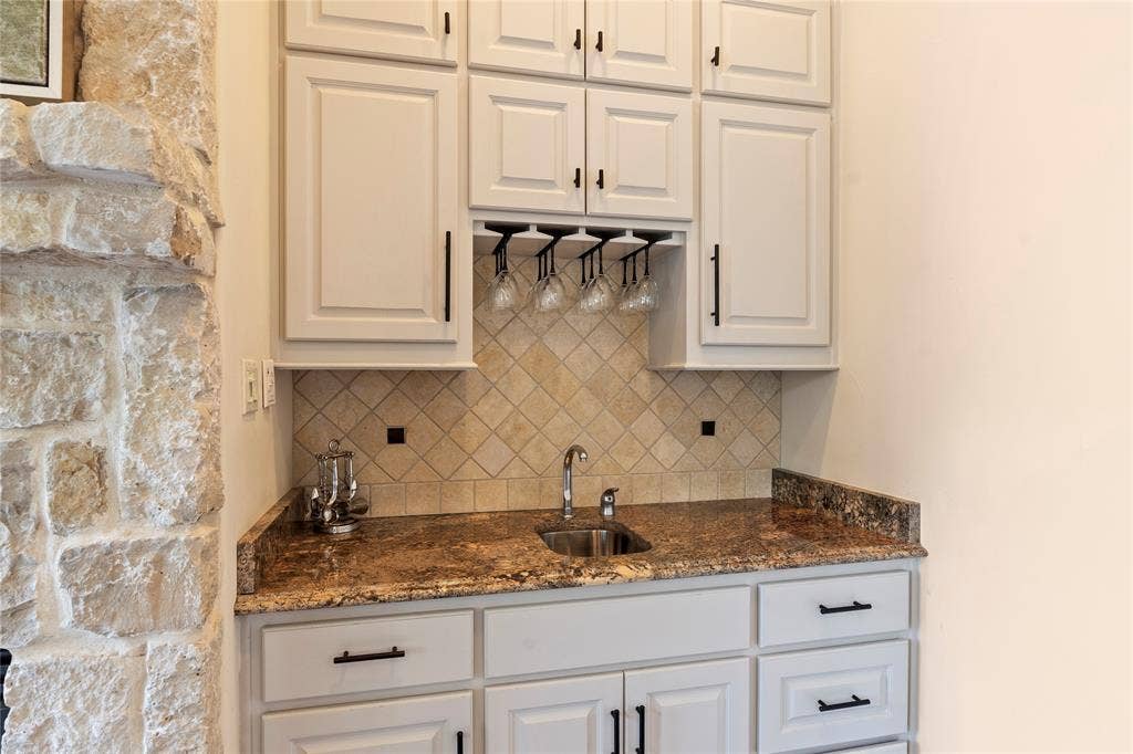 636 Turner Drive, Trinidad, TX 75163 Wet bar off of living area
