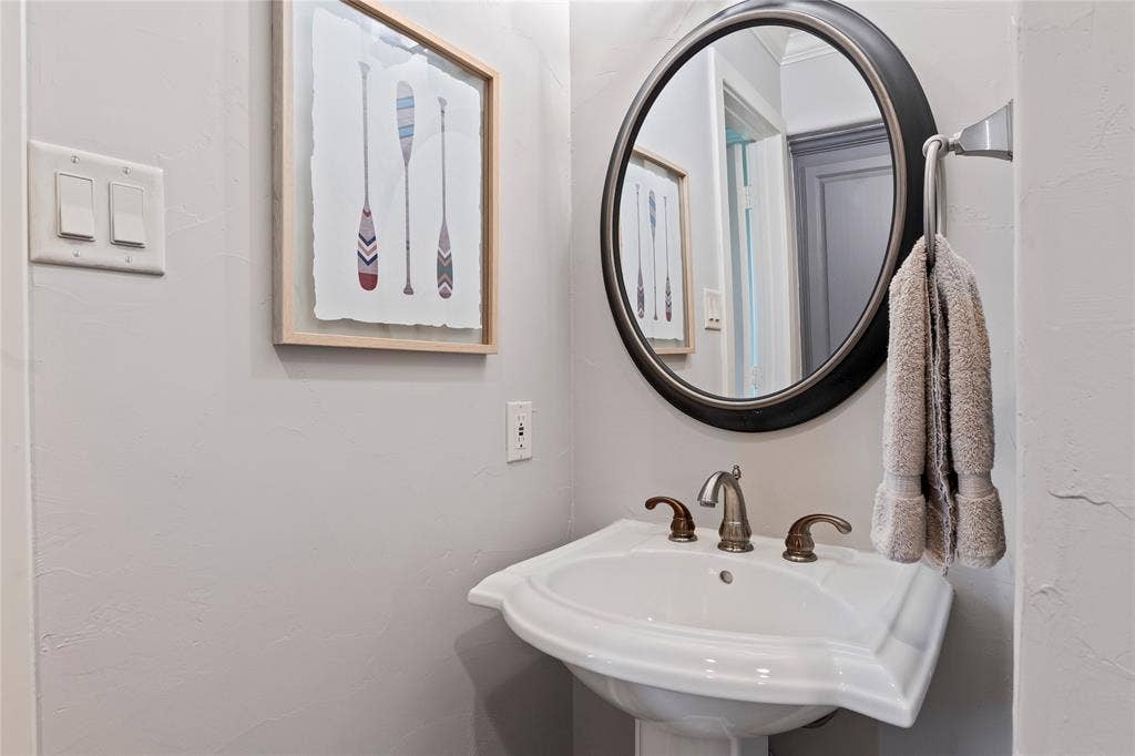 636 Turner Drive, Trinidad, TX 75163 En-suite Jack & Jill Bathroom