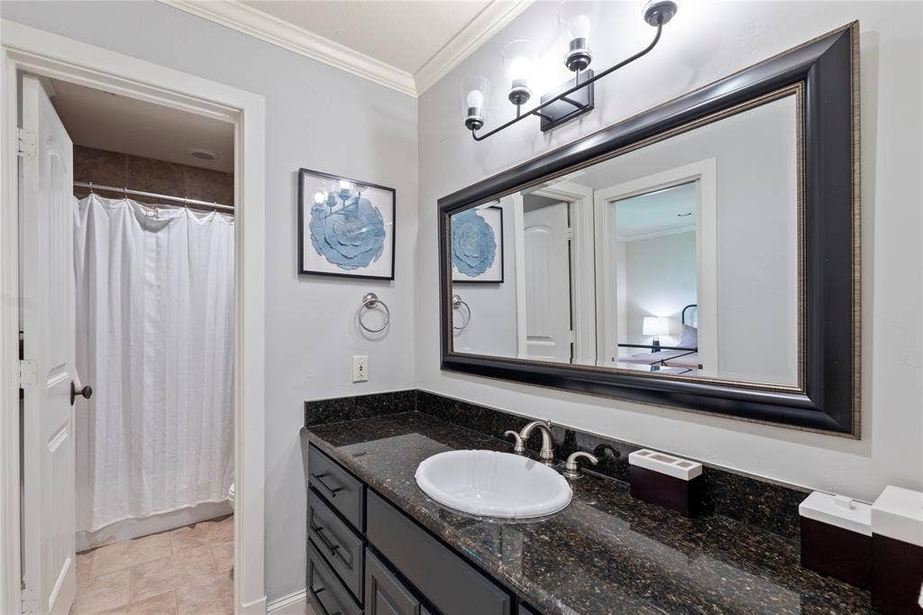 636 Turner Drive, Trinidad, TX 75163 3rd bathroom
