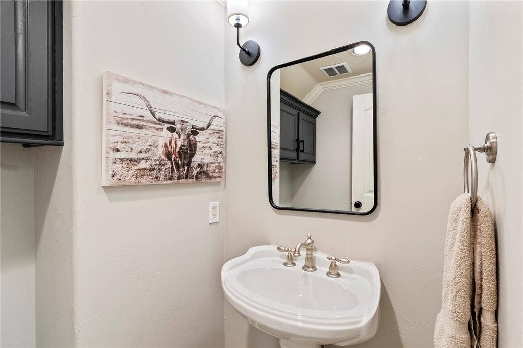 636 Turner Drive, Trinidad, TX 75163 Downstairs half bath
