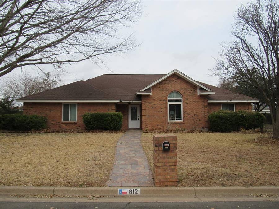 Property photo for 812 Regina Drive, Hewitt, TX