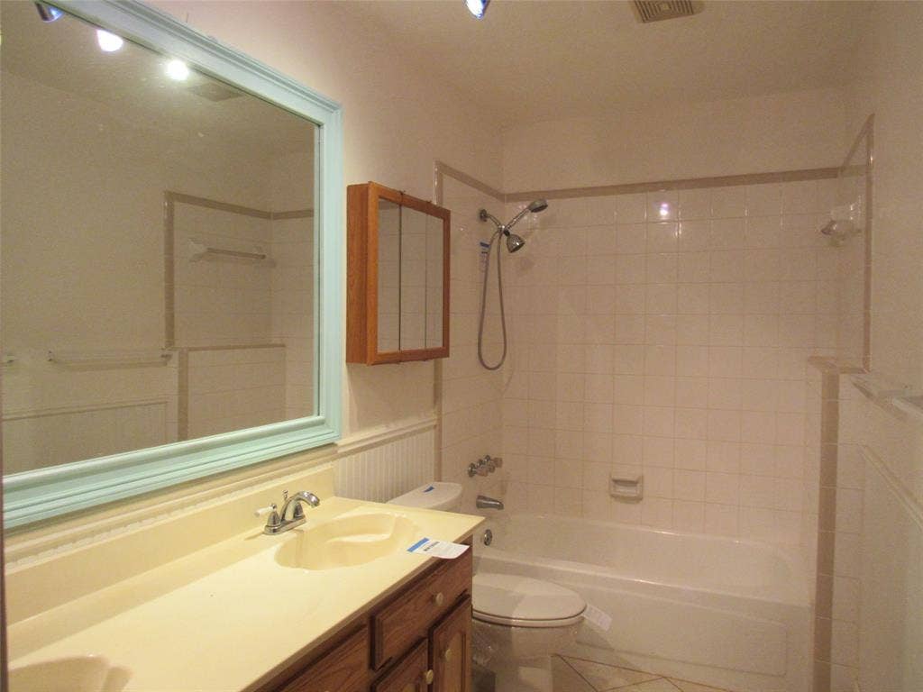 812 Regina Drive, Hewitt, TX 76643 Bath 2