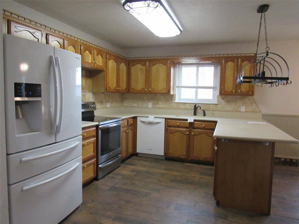 812 Regina Drive, Hewitt, TX 76643 812 Regina Drive, Hewitt, TX 76643