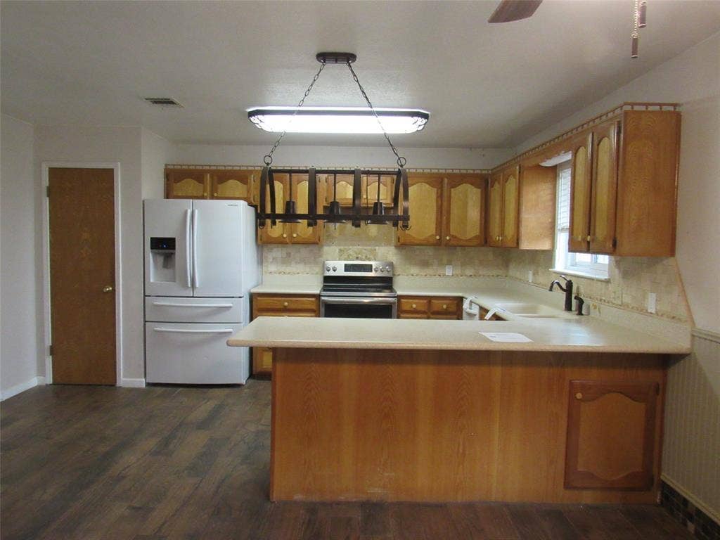 812 Regina Drive, Hewitt, TX 76643 812 Regina Drive, Hewitt, TX 76643