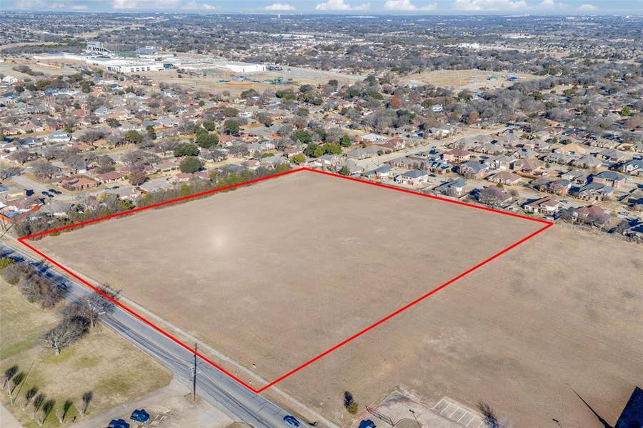 Property photo for 221 W Parkerville Road, DeSoto, TX