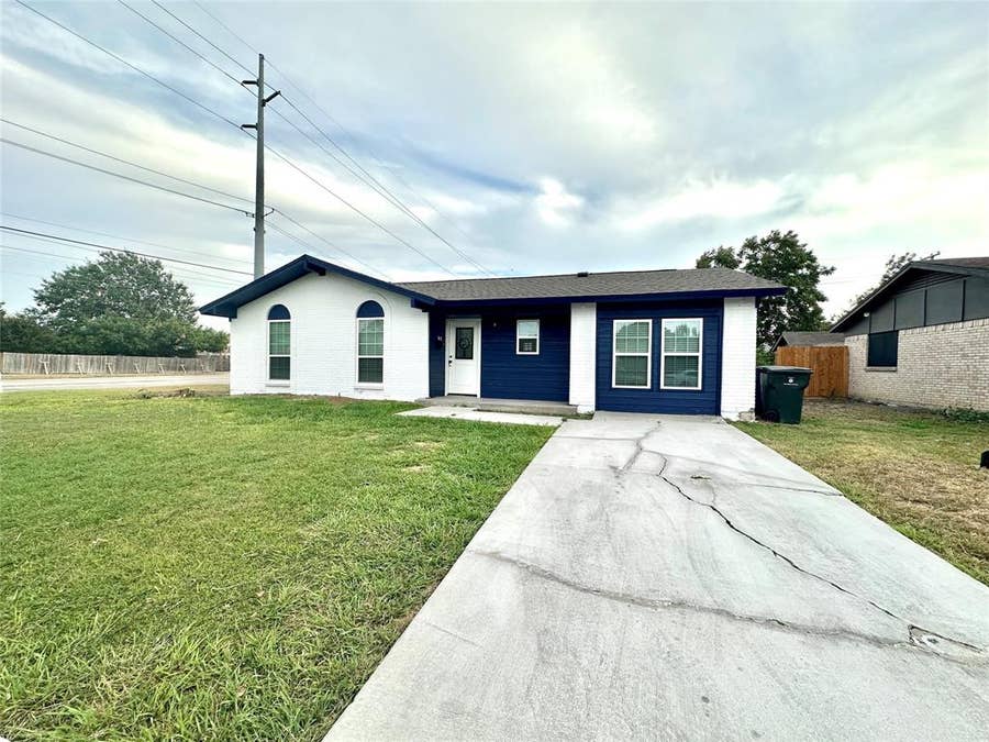 Property photo for 1322 Shorecrest Drive, Garland, TX