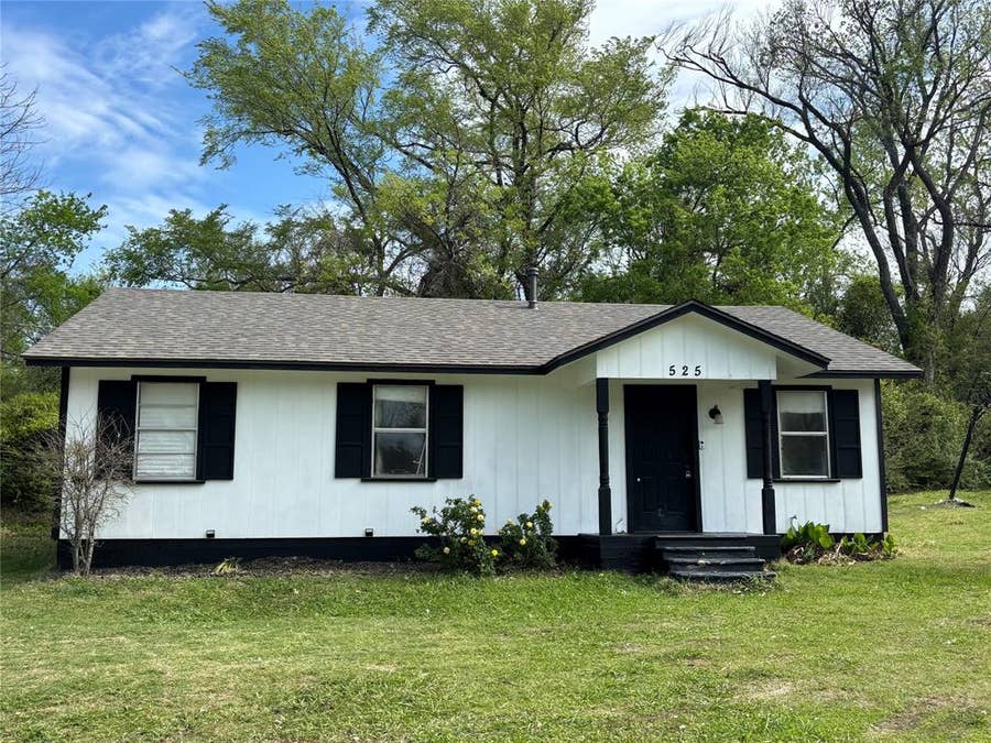 Property photo for 525 W Hickory Street, Kaufman, TX