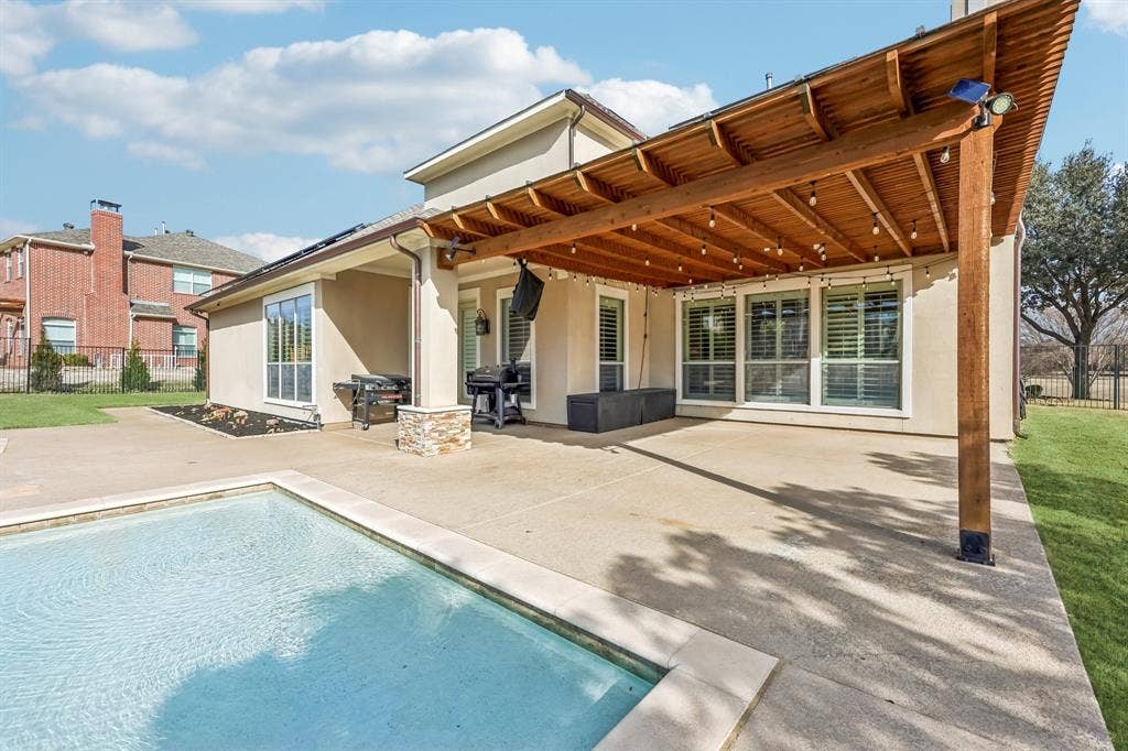 Custom Outdoor Entertaining Area with Pergola
