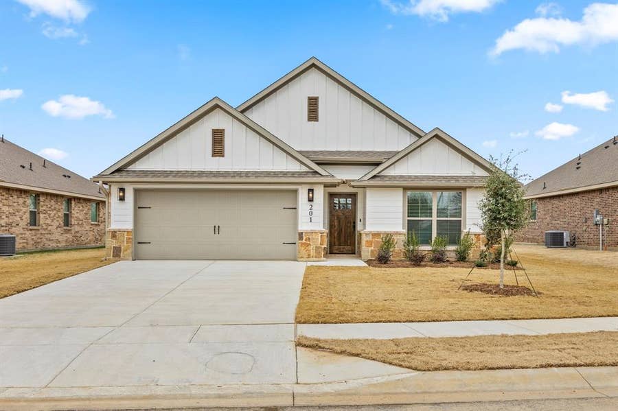 Property photo for 1401 Oak Valley, Denton, TX