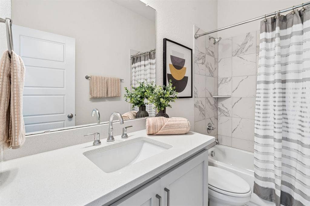 648 Courtyard Lane, Irving, TX 75039 First floor full bathroom