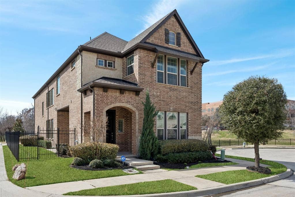 648 Courtyard Lane, Irving, TX 75039 View of front of home with brick siding and covered porch