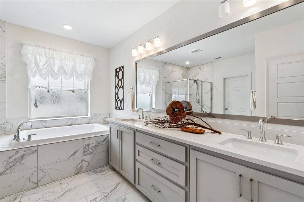 648 Courtyard Lane, Irving, TX 75039 2nd floor primary bathroom