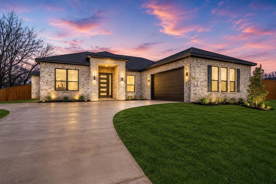 Property photo for 903 Urban Drive, DeSoto, TX