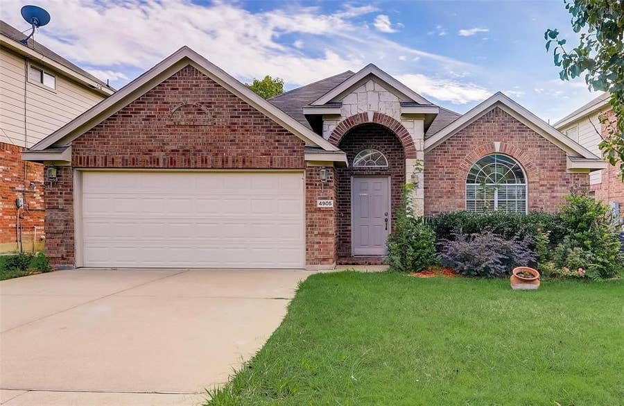 Property photo for 4905 Summer Oaks Lane, Fort Worth, TX