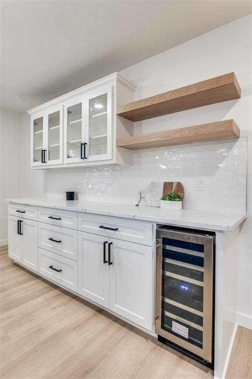 2601 Red Oak Lane, Plano, TX 75075 Entertain in style by putting your best glassware and bottles on display in your glass-front cabinetry and on your custom white oak open shelving.
