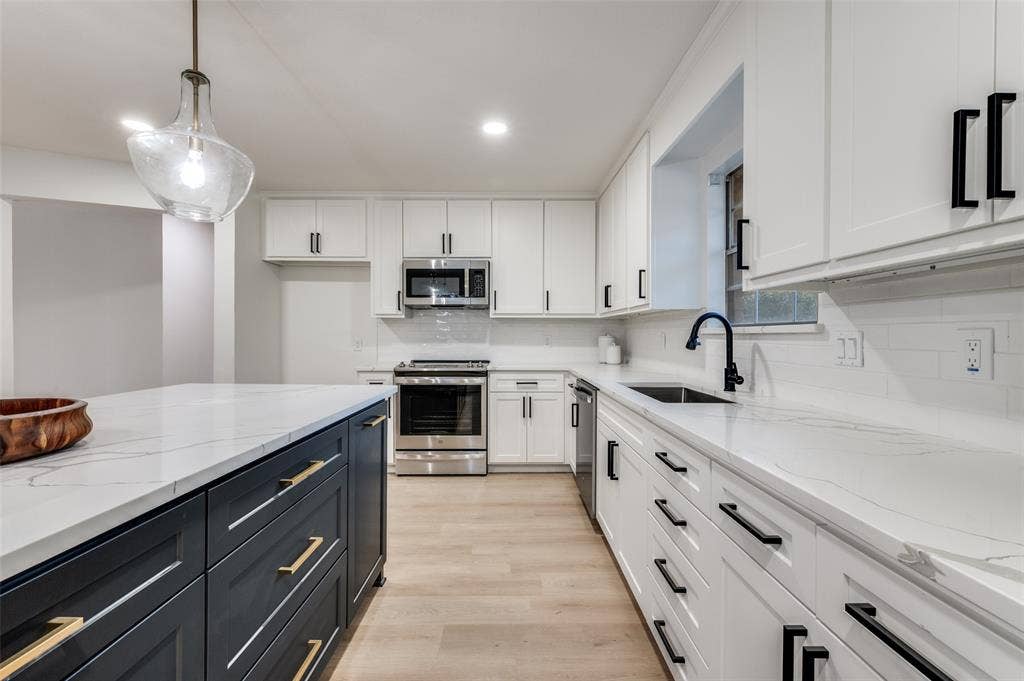 2601 Red Oak Lane, Plano, TX 75075 The new stainless steel appliance suite features a convection oven, large sink, and 28-bottle wine fridge.