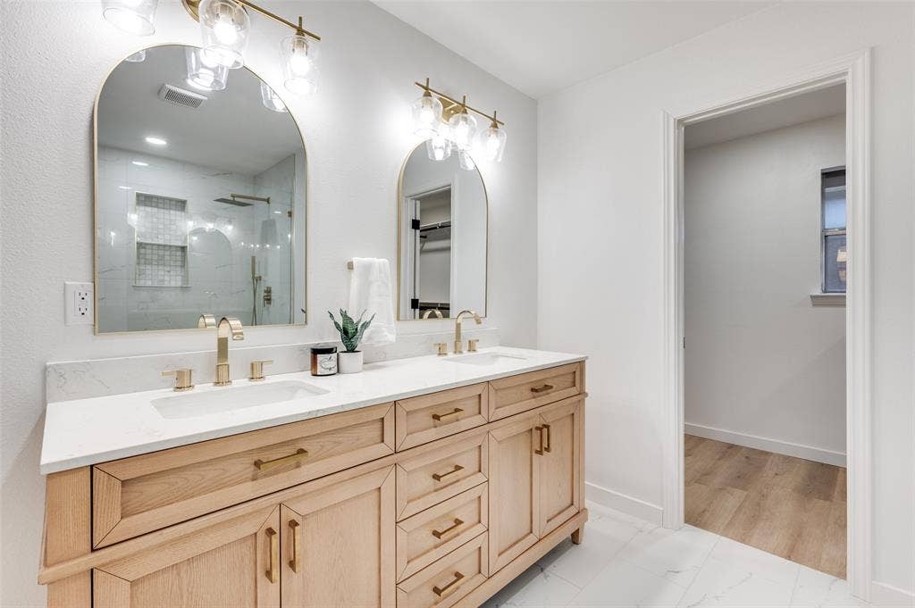 2601 Red Oak Lane, Plano, TX 75075 There is also bathroom access to the walk-in closet, which is perfect for everyday mornings.