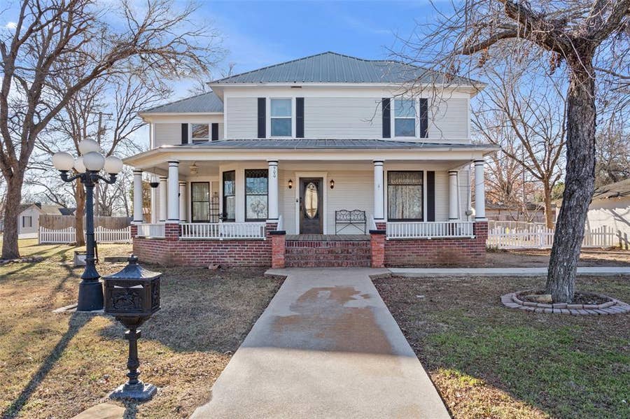 Property photo for 900 W 6th Street, McGregor, TX