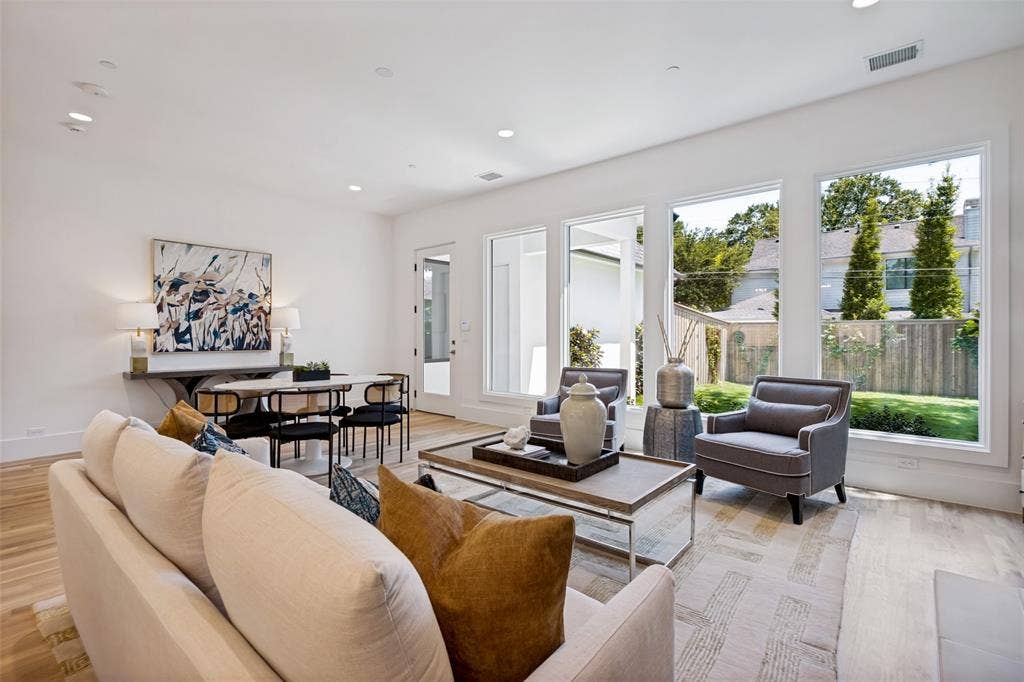 4635 Lorraine Avenue, Highland Park, TX 75209 The spacious Den provides ample room for casual dining and entertaining family & friends
