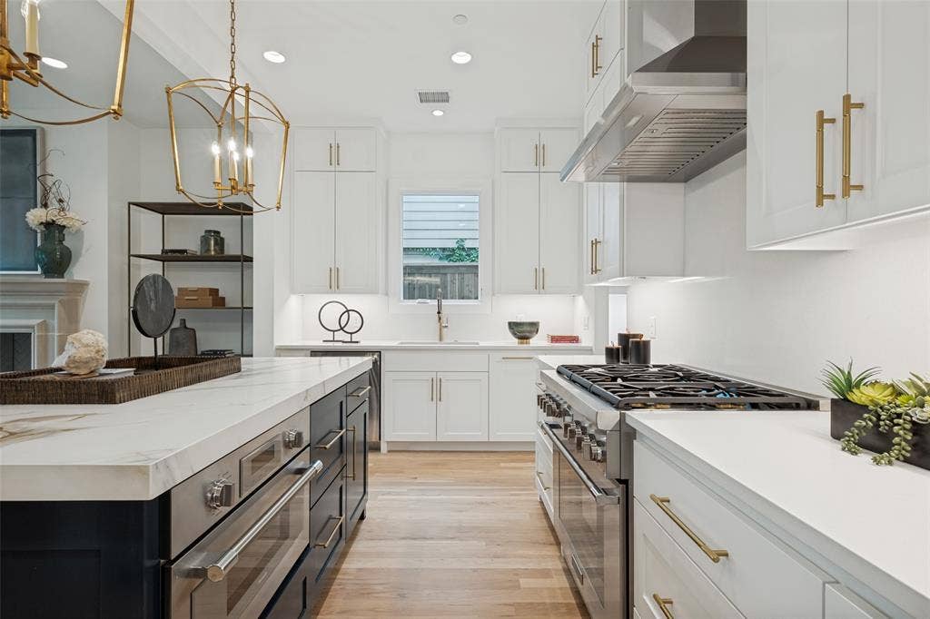 4635 Lorraine Avenue, Highland Park, TX 75209 Thermador 6 gas burner range with electric oven and a Thermador Professional Speed Oven. Zephyr Sienna Pro Wall Vent Hood
