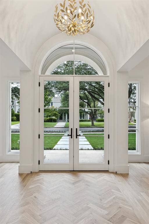 4635 Lorraine Avenue, Highland Park, TX 75209 Inviting entry with an impressive 12'vaulted barrel ceiling
