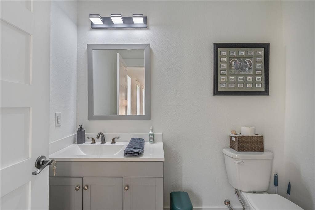 8701 Zebra Crossing, Larue, TX 75770 Half bath for workshop and flex room