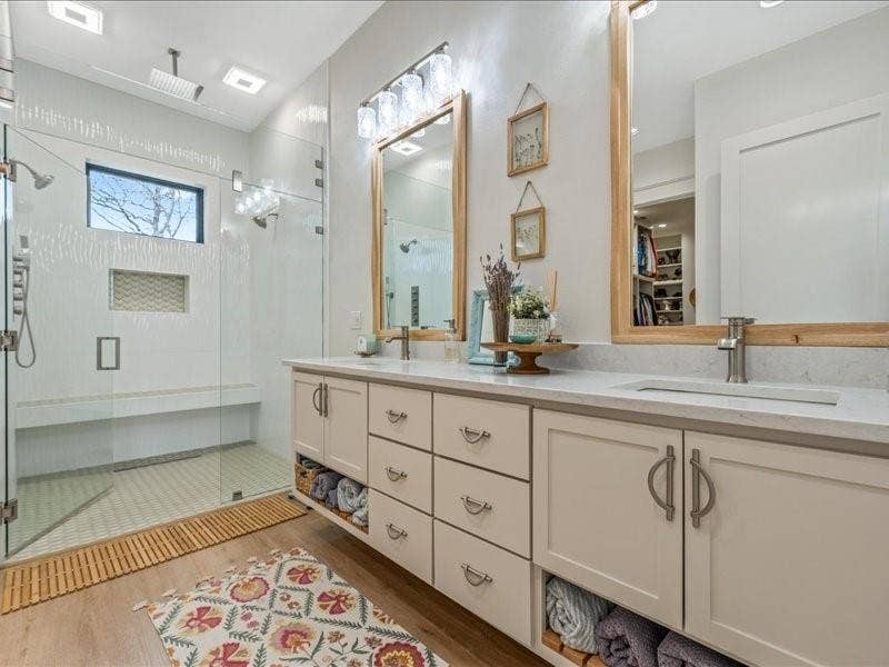 8701 Zebra Crossing, Larue, TX 75770 Upscale bathroom with all the bells and whistles.