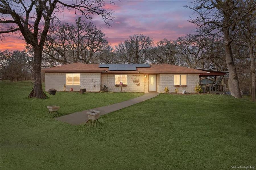 Property photo for 1832 W White Oak Road, West, TX