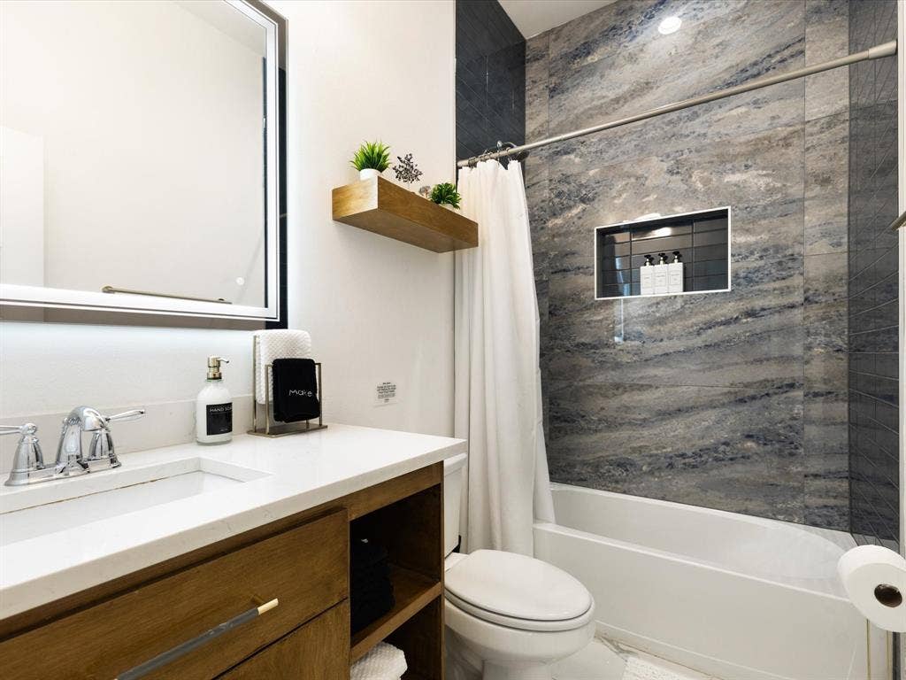 6221 Inca Drive, Mabank, TX 75156 Bathroom with shower / tub combo with curtain and vanity