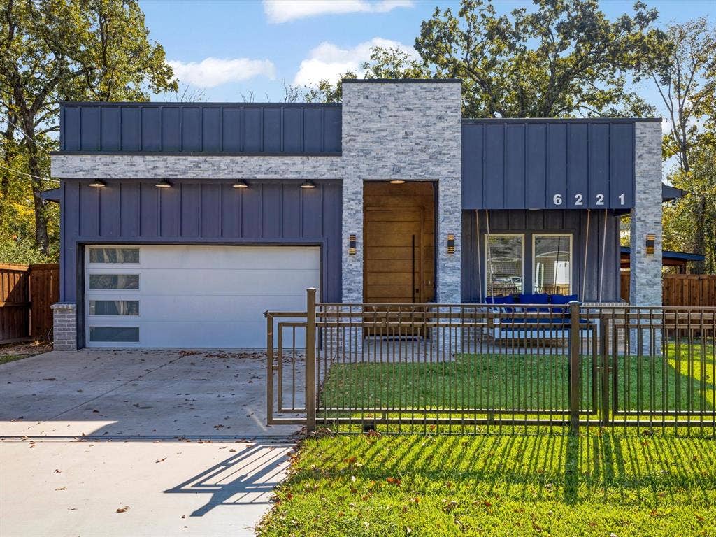 6221 Inca Drive, Mabank, TX 75156 Modern home with board and batten siding and a fenced front yard