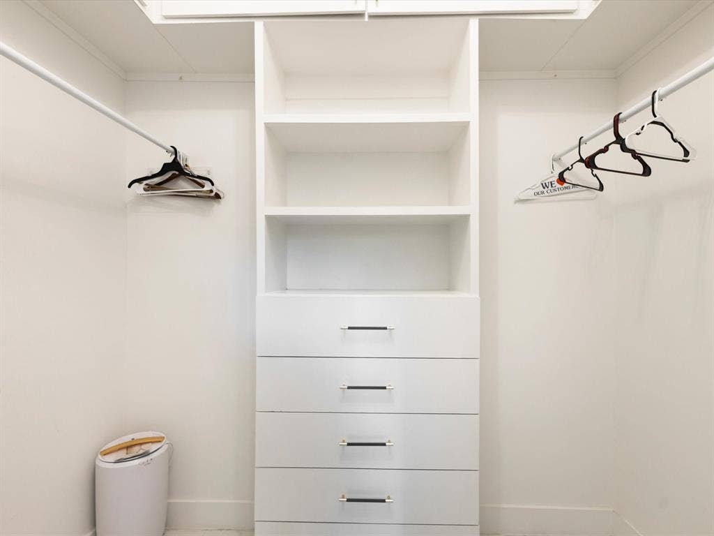 6221 Inca Drive, Mabank, TX 75156 View of walk in closet