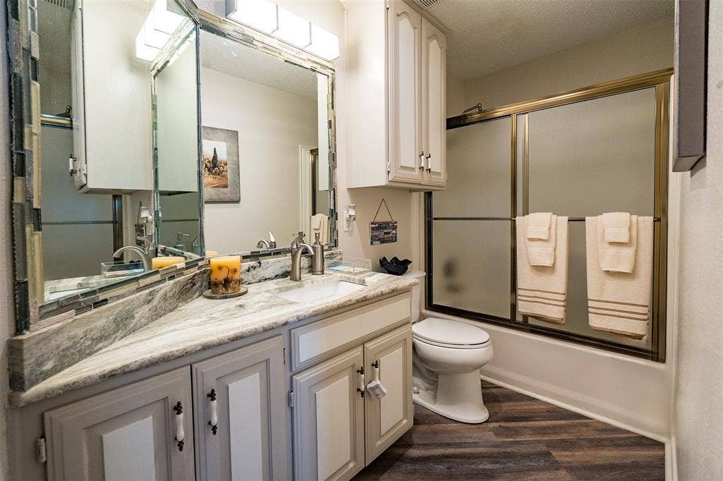 258 Lakeview Drive, Trinidad, TX 75163 Downstairs bath