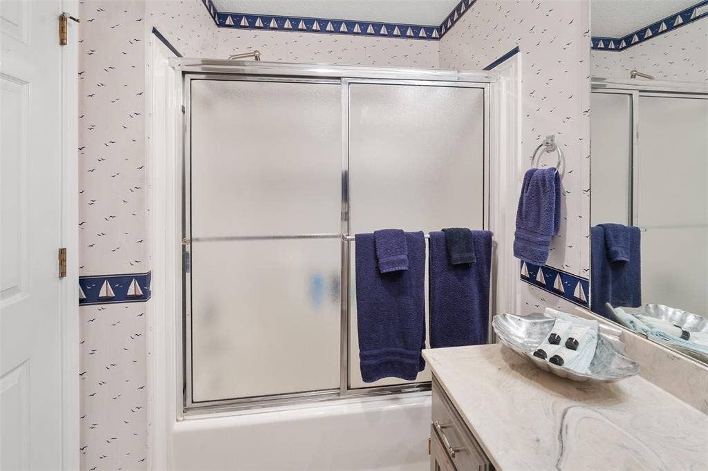 258 Lakeview Drive, Trinidad, TX 75163 Upstairs bathroom