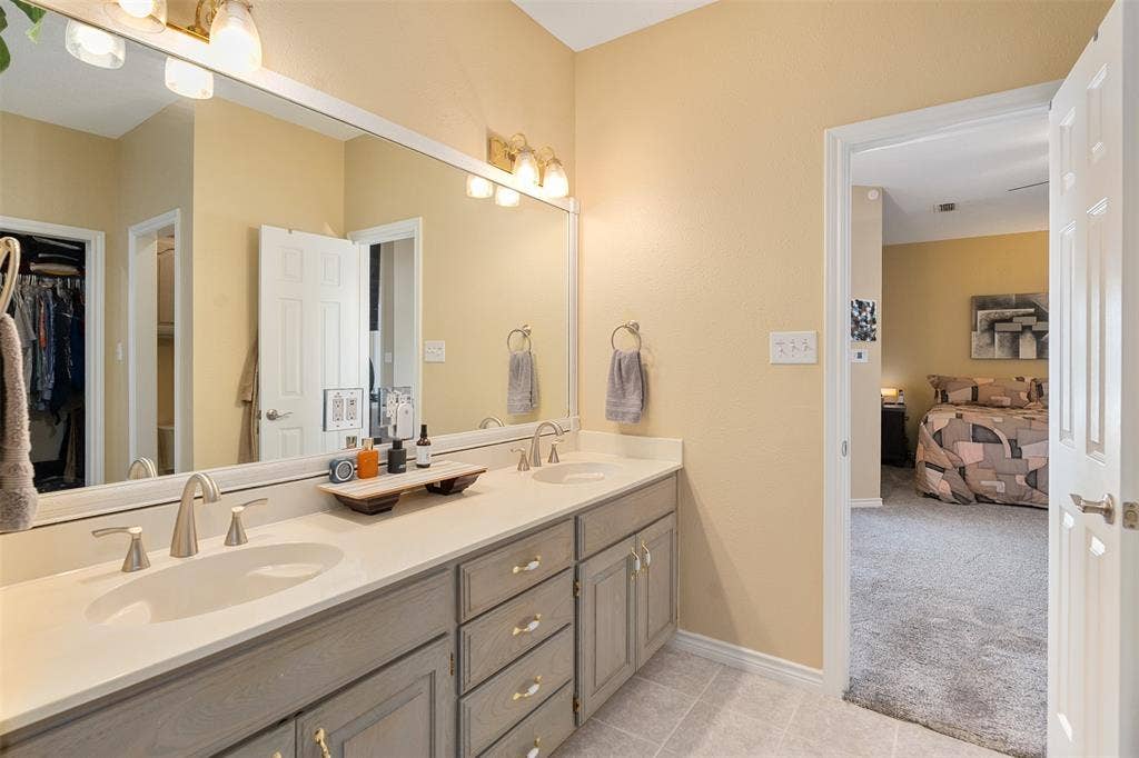 258 Lakeview Drive, Trinidad, TX 75163 Primary en-suite bath