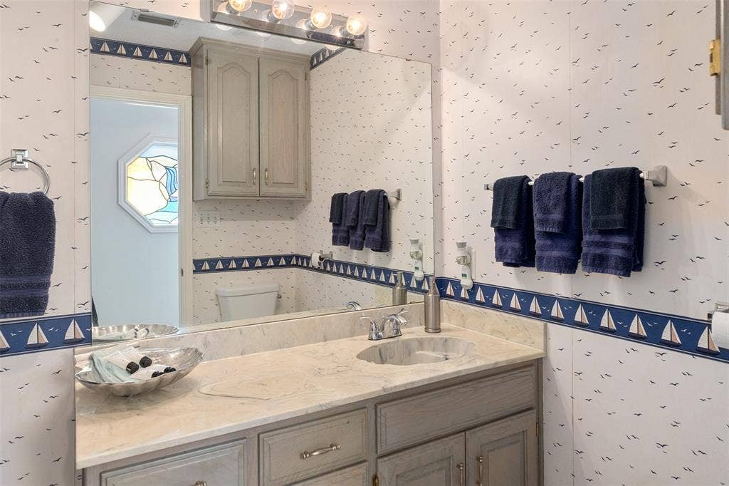 258 Lakeview Drive, Trinidad, TX 75163 Upstairs bathroom